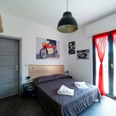 Bed & Breakfast Italian Piston House Sport Moto Rent 2*