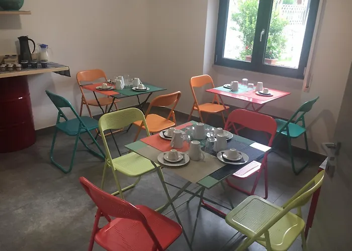 Italian Piston House Sport Moto Rent Couette-café 3*