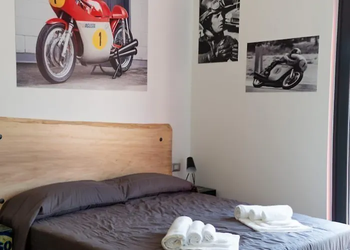 Italian Piston House Sport Moto Rent Couette-café